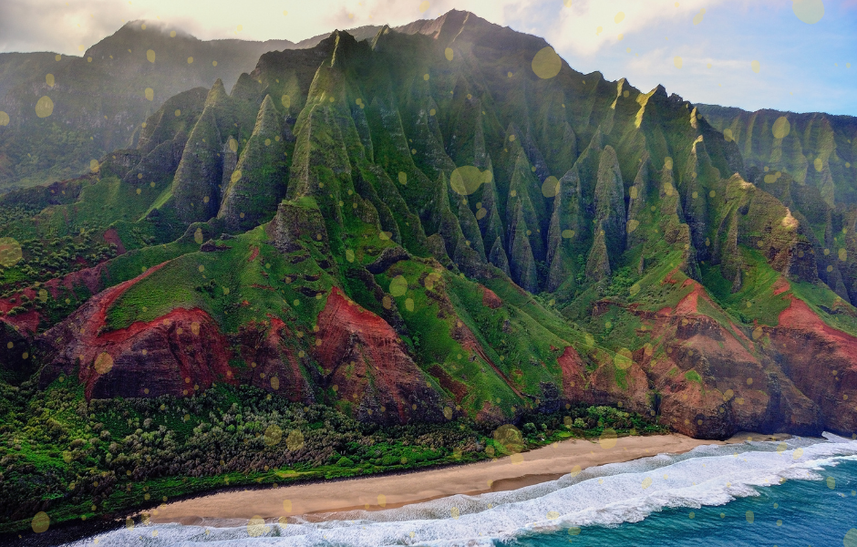 Mountains and forest in Hawaii - Hawaii’s new “green fee”: Why tourists will soon pay to help the planet