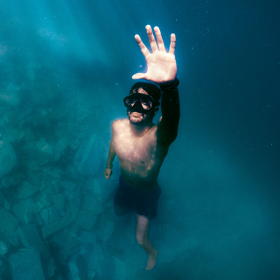 World’s best freediver breaks record again with stunning 126m dive