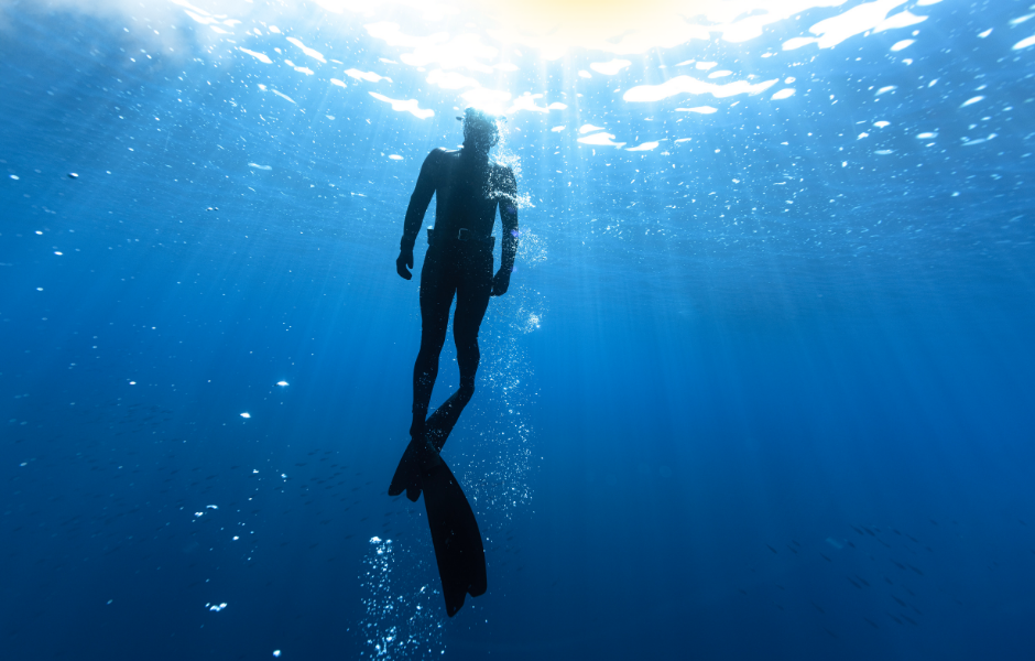 World’s best freediver breaks record again with stunning 126m dive