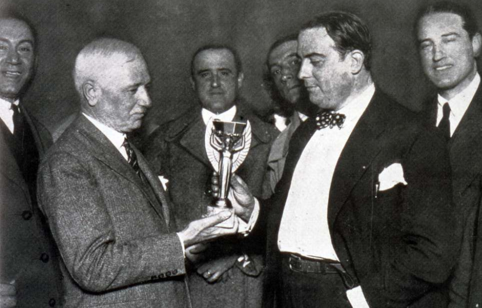https://upload.wikimedia.org/wikipedia/commons/1/10/FIFA_World_Cup_Trophy_%28Ank_Kumar%2C_Infosys_Limited%29_04.jpg
